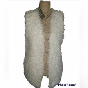 💥SOLD💥White Faux Fur Vest